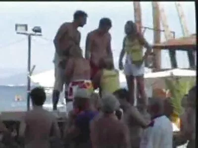 Чоловіки піднесли його до рота еротика без регистрации жінки